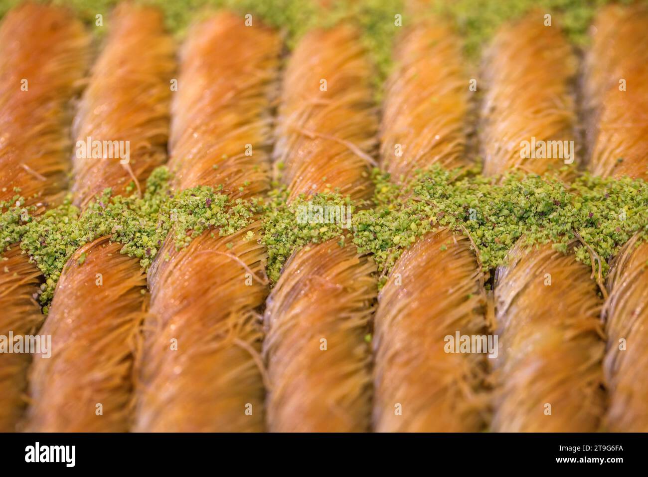 Baklava miel doux tordu par des brins de fils, avec des miettes de pistache, mise au point sélective. Banque D'Images