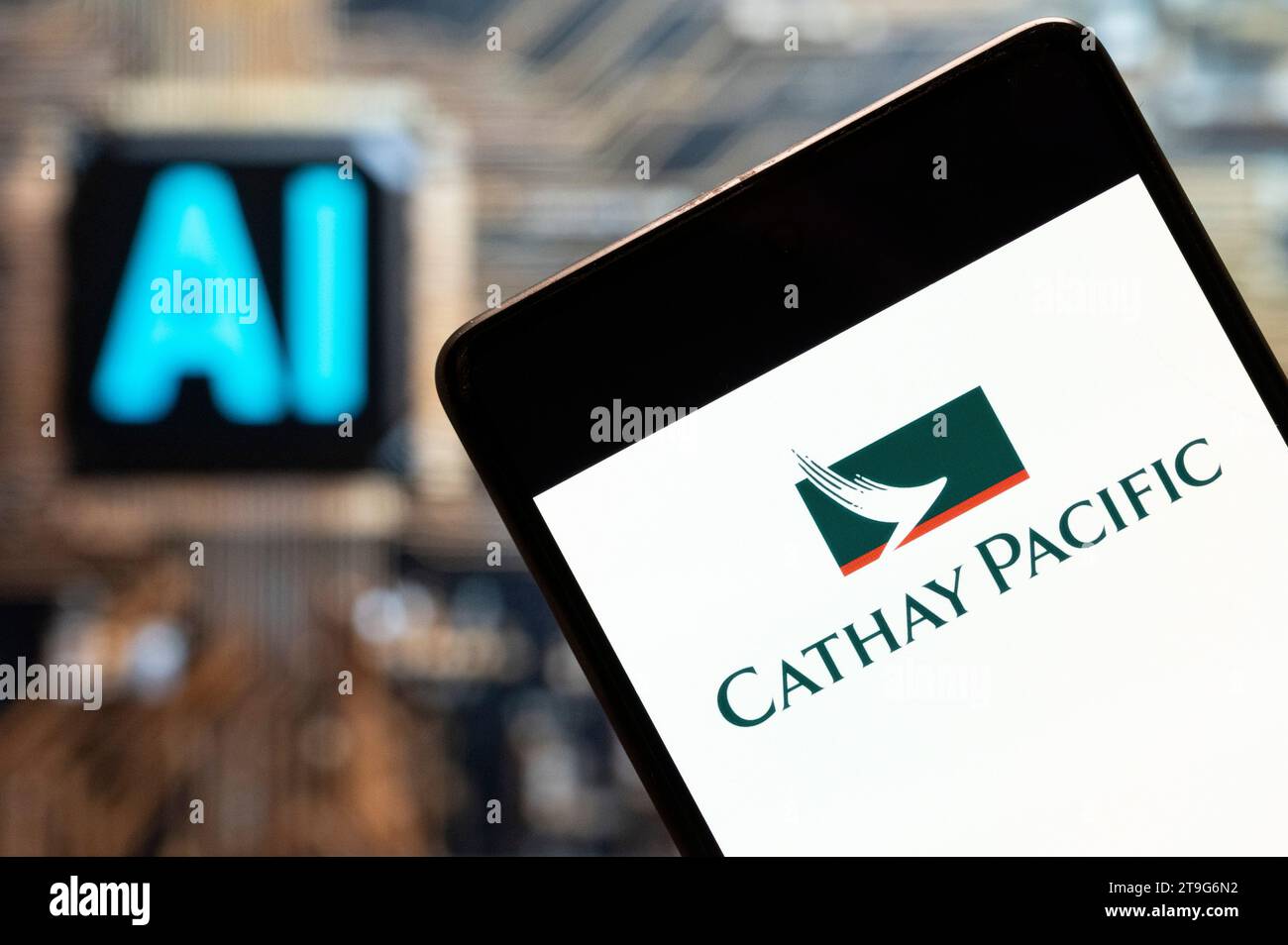 Dans cette illustration photo, le logo de la compagnie aérienne de Hong Kong Cathay Pacific Airway vu affiché sur un smartphone avec une puce d'intelligence artificielle (IA) et un symbole en arrière-plan. Banque D'Images