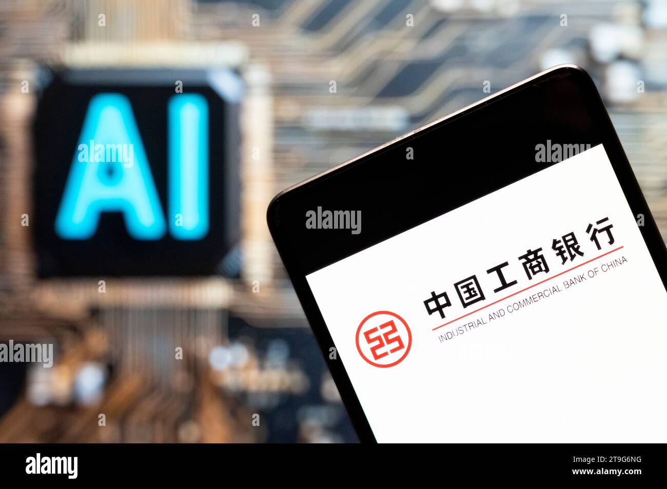Dans cette illustration photo, la multinationale bancaire chinoise et la plus grande banque du monde, le logo de la Industrial and commercial Bank of China (ICBC) est affiché sur un smartphone avec une puce d'intelligence artificielle (IA) et un symbole en arrière-plan. Banque D'Images