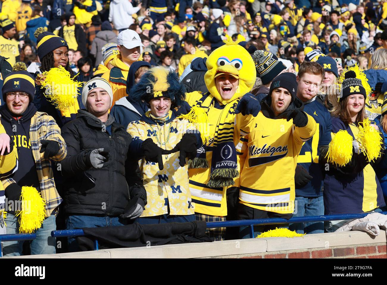 Ann Arbor, États-Unis. 25 novembre 2023. Les fans des Michigan Wolverines se réjouissent avant un match contre l'Université d'État de l'Ohio à Ann Arbor, Michigan, le samedi 25 novembre 2023. Photo de Aaron Josefczyk/UPI crédit : UPI/Alamy Live News Banque D'Images