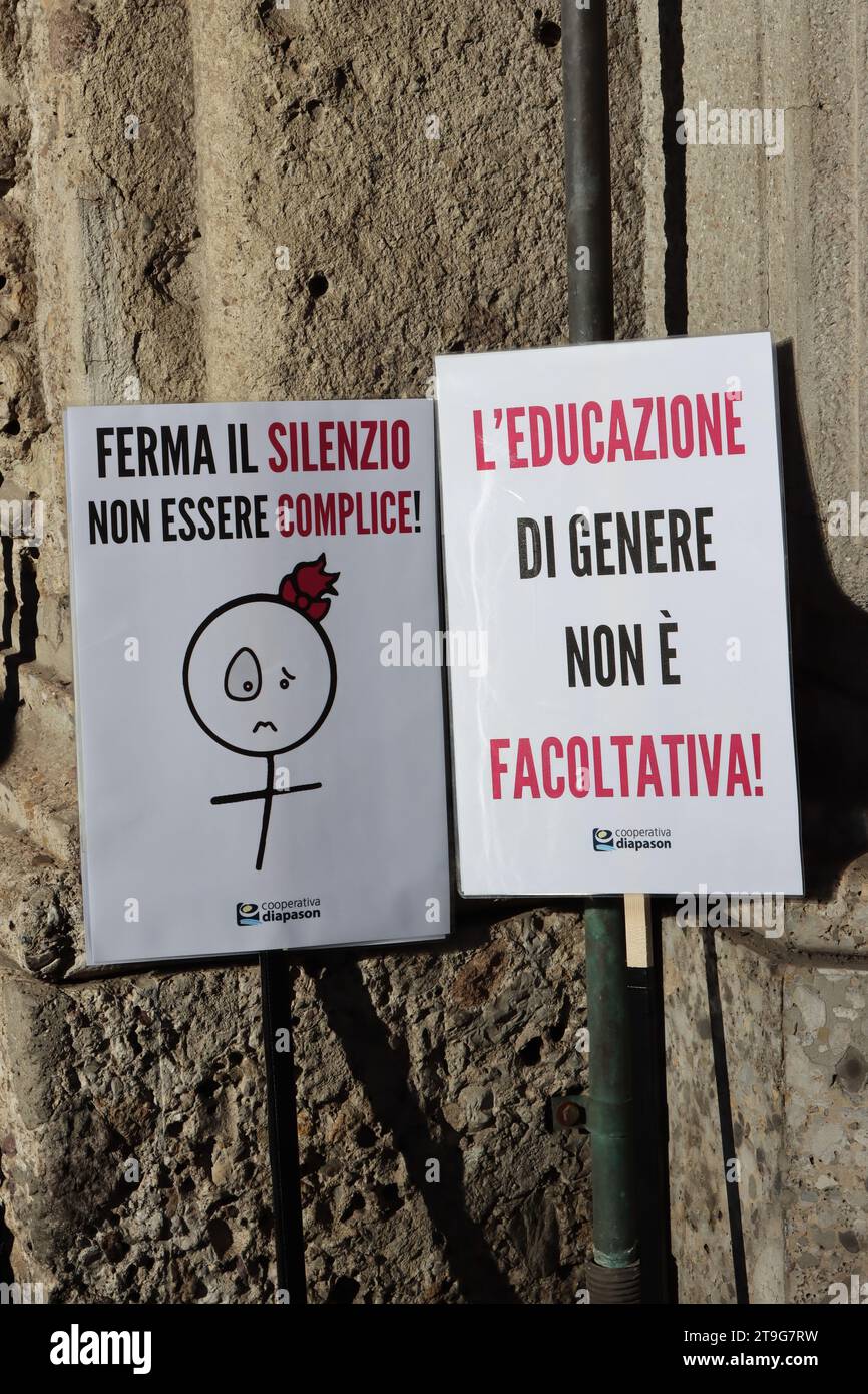 Pancartes contre la violence des femmes à l'occasion de la Journée internationale pour l'élimination de la violence à l'égard des femmes Banque D'Images