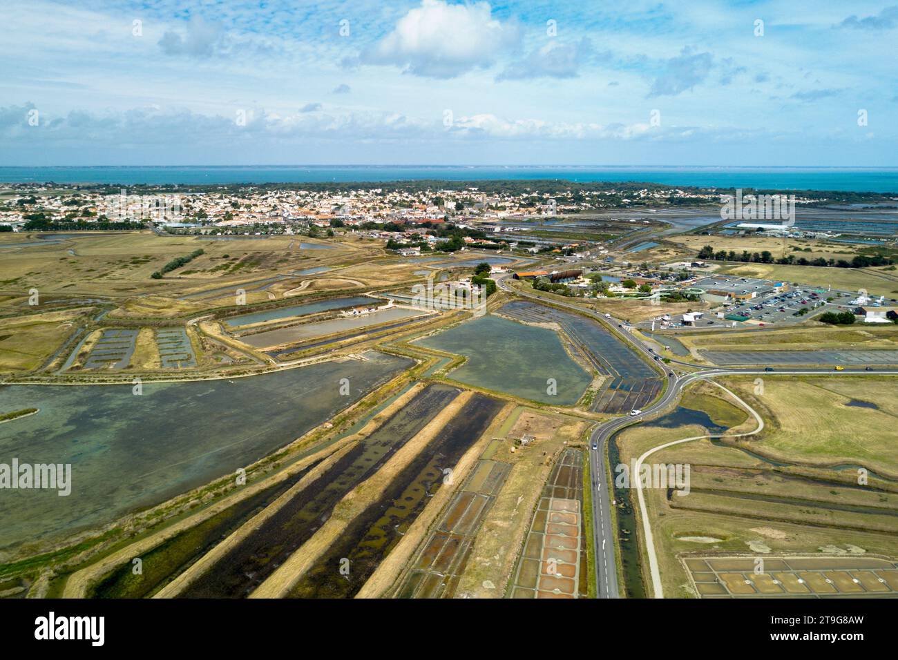 Vue aérienne des bassins d'évaporation du sel sur l'île de Noirmoutier en Vendée, France Banque D'Images