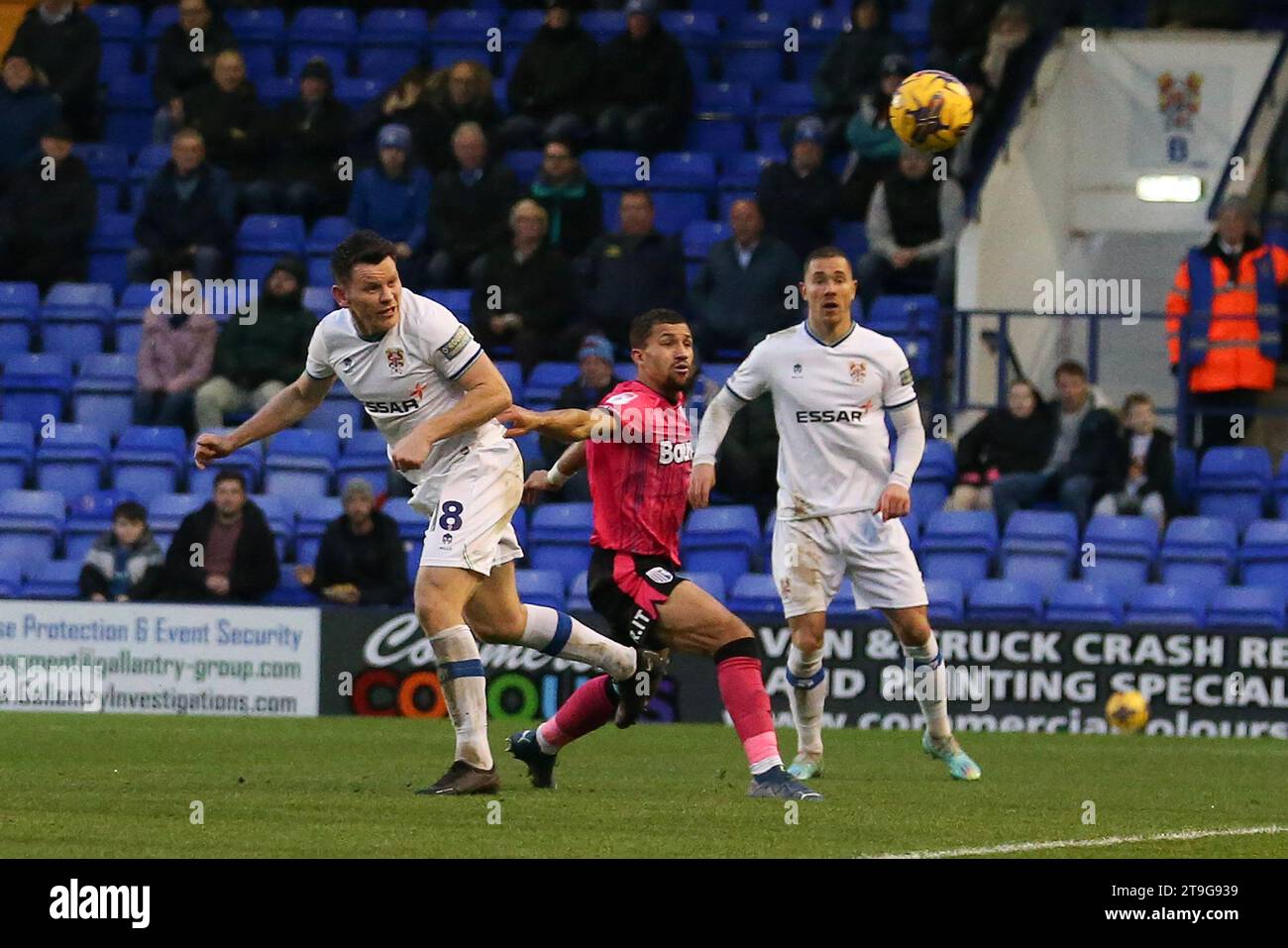 Birkenhead, Royaume-Uni. 25 novembre 2023. Connor Jennings de Tranmere Rovers (18) dirige le ballon et marque le 2e but de son équipe. EFL Skybet football League Two Match, Tranmere Rovers v Gillingham à Prenton Park, Birkenhead, Wirral le samedi 25 novembre 2023. Cette image ne peut être utilisée qu'à des fins éditoriales. Usage éditorial uniquement, .pic par Chris Stading/ crédit : Andrew Orchard photographie sportive/Alamy Live News Banque D'Images