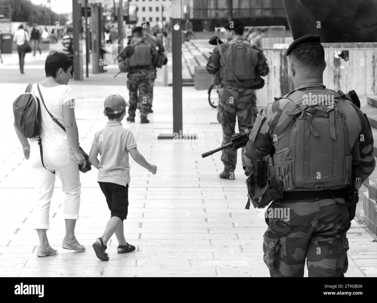 Paris, France - 29 août 2019 : patrouille militaire dans le quartier d'affaires de la Défense à Paris. Banque D'Images
