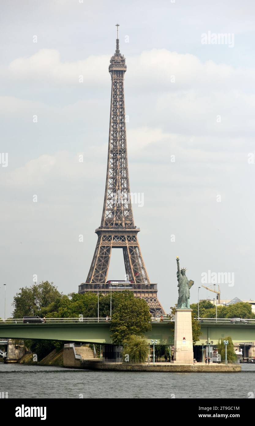 Paris, France - 28 août 2019 : Statue de la liberté à Paris et Tour Eiffel à l'arrière-plan. Banque D'Images