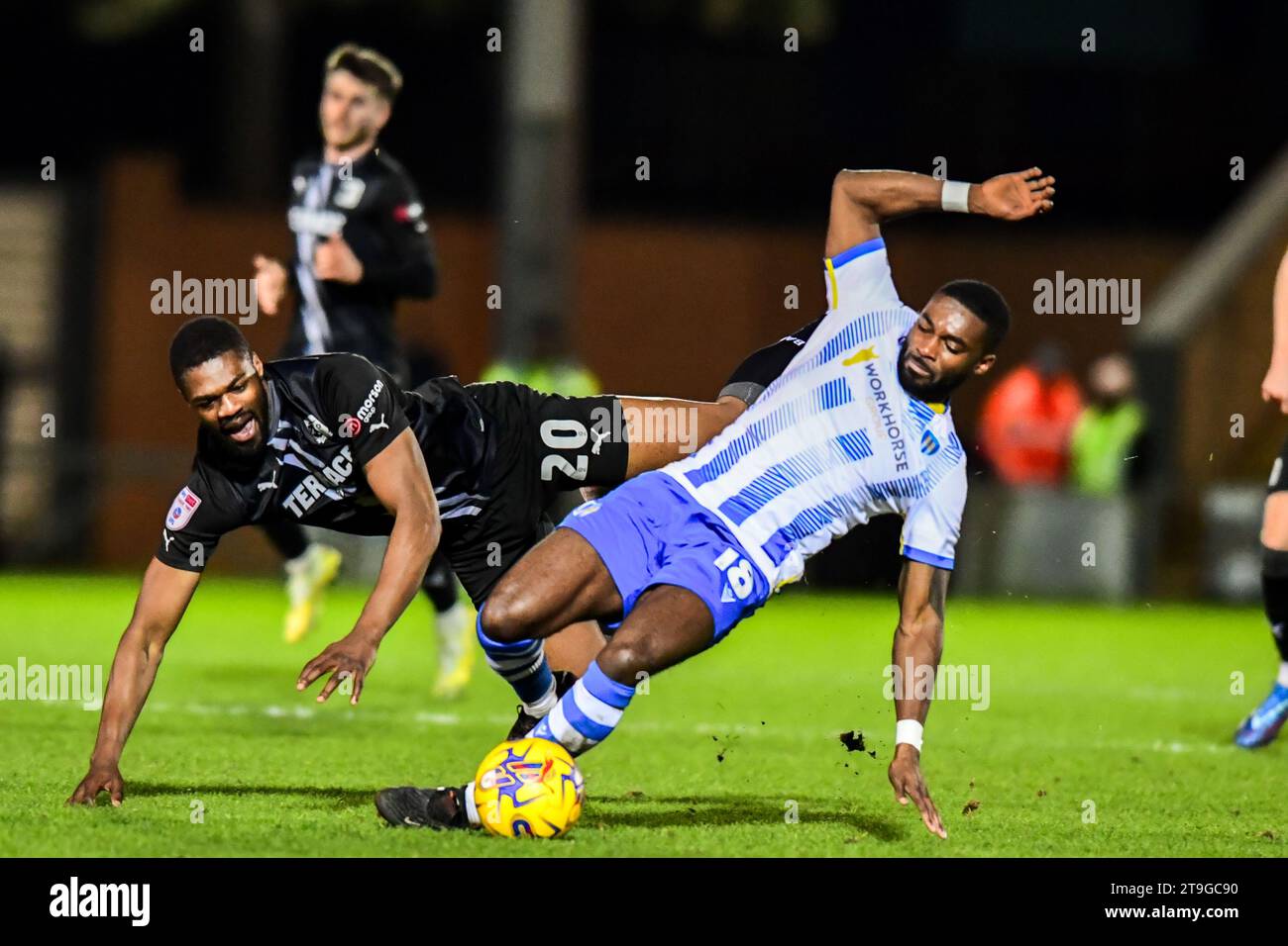 Emile Acquah (20 Barrow) défie Mandela Egbo (18 Colchester United) lors du match Sky Bet League 2 entre Colchester United et Barrow au Weston Homes Community Stadium, Colchester le samedi 25 novembre 2023. (Photo : Kevin Hodgson | MI News) crédit : MI News & Sport / Alamy Live News Banque D'Images