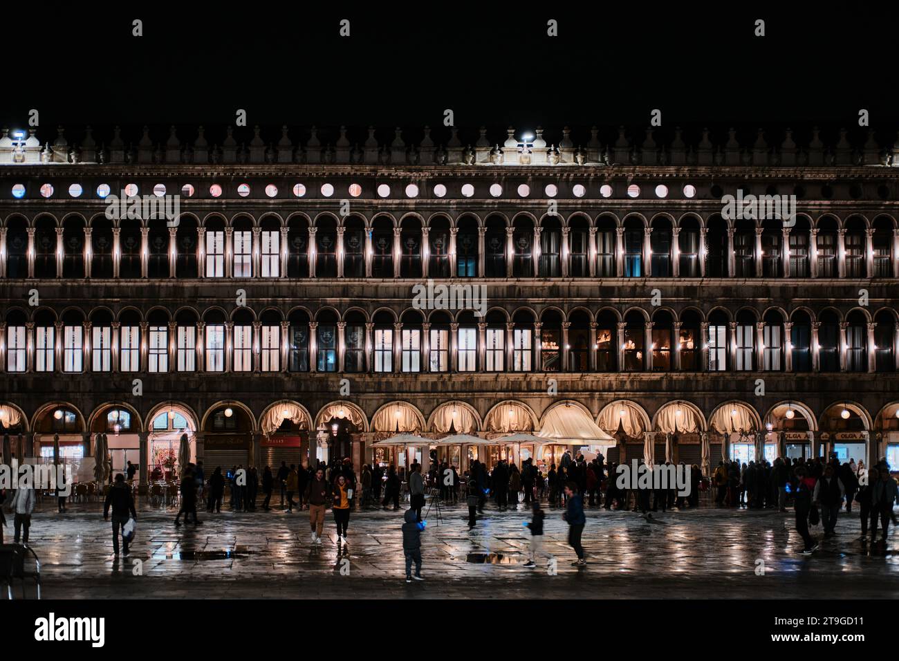 Venise, Italie - novembre 9 2023 : vue de nuit de la place San Marco à Venise avec des gens, des restaurants et une façade éclairée Banque D'Images