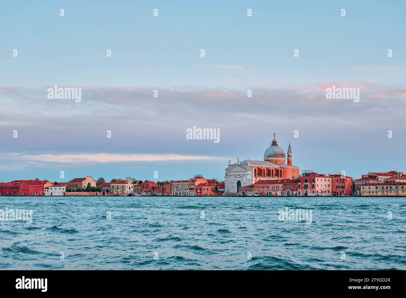 Venise, Italie - novembre 9 2023 : une belle vue de la cathédrale il Redentore et Santissimo sur l'eau au coucher du soleil Banque D'Images