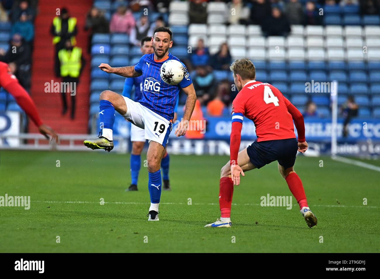 DaN Gardner d'Oldham Athletic lors du match de la Ligue nationale de Vanarama entre Oldham Athletic et Ebbsfleet United à Boundary Park, Oldham le samedi 25 novembre 2023. (Photo : Phill Smith | MI News) crédit : MI News & Sport / Alamy Live News Banque D'Images