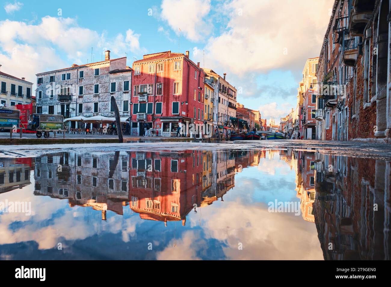 Venise, Italie - novembre 9 2023 : paysage urbain et reflet de Venise et bâtiments colorés et architecture de la ville Banque D'Images