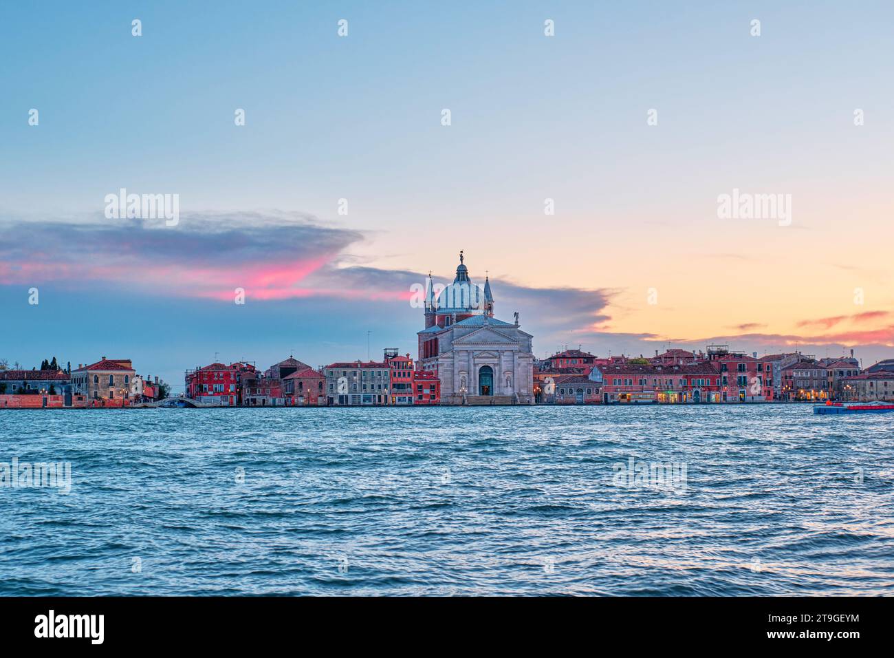 Venise, Italie - novembre 9 2023 : une belle vue de la cathédrale il Redentore et Santissimo sur l'eau au coucher du soleil Banque D'Images
