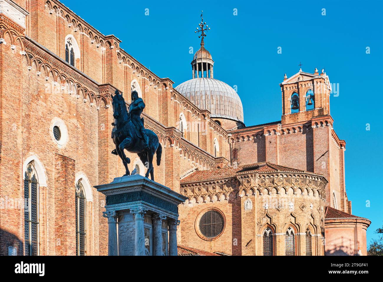 Venise, Italie - novembre 9 2023 : Basilica dei Santi Giovanni e Paolo (San Zanipolo) - énorme brique Église catholique gothique italienne à Castello Banque D'Images