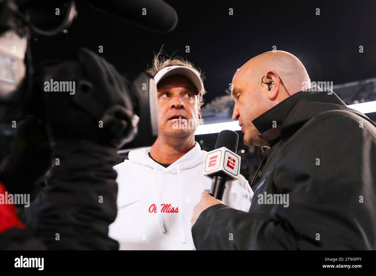 Starkville, Mississippi, États-Unis. 23 novembre 2023. 11/23/23 - Starkville, MS - Ole Miss Rebels entraîneur principal LANE KIFFIN donne une interview avec ESPN après avoir battu les Mississippi State Bulldogs au Egg Bowl 2023 au Davis Wade Stadium à Starkville, Mississippi.Zuma Press (image de crédit : © Hunter Cone/ZUMA Press Wire) USAGE ÉDITORIAL SEULEMENT! Non destiné à UN USAGE commercial ! Banque D'Images