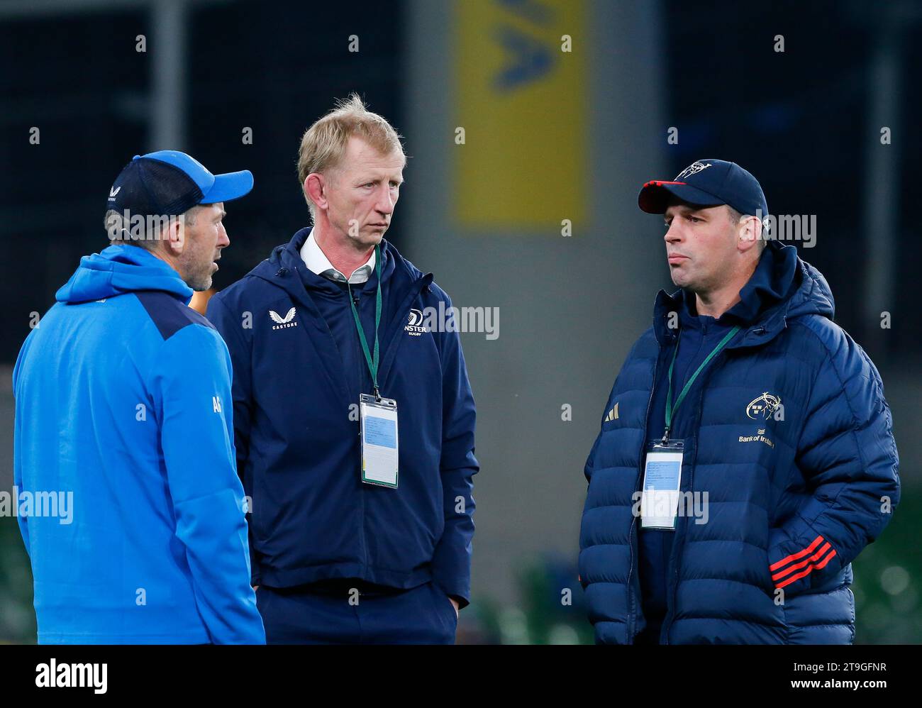 Aviva Stadium, Dublin, Irlande. 25 novembre 2023. United Rugby Championship Rugby, Leinster versus Munster ; Leo Cullen Leinster entraîneur-chef et Graham Rowntree Munster entraîneur-chef ont une discussion avant le coup d'envoi crédit : action plus Sports/Alamy Live News Banque D'Images