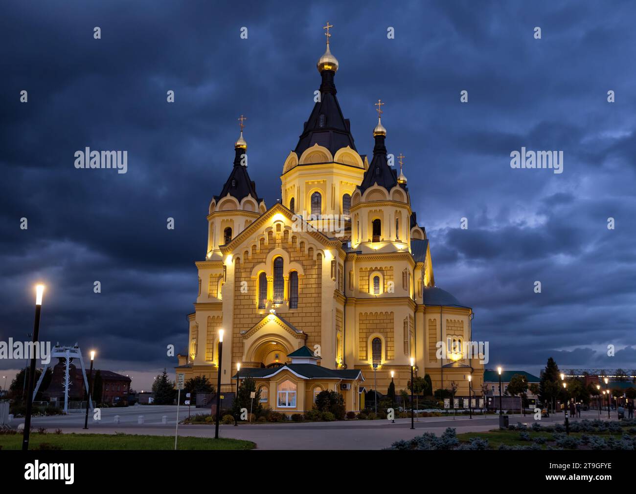 Vue nocturne de la cathédrale illuminée de St. Alexandre Nevsky sur la Strelka de Nijni Novgorod Banque D'Images