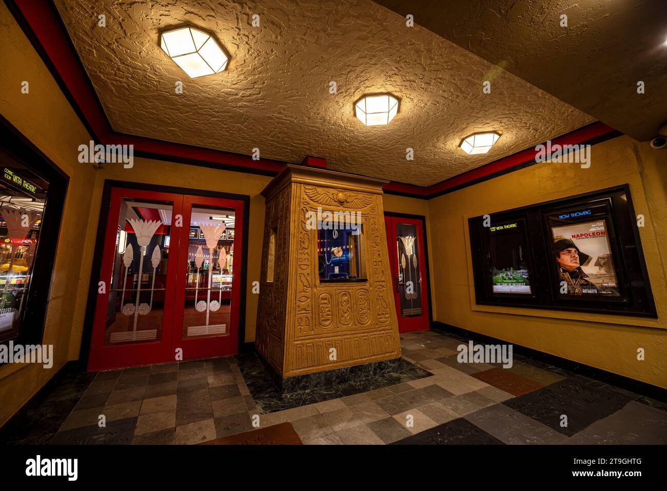 Los Angeles, États-Unis. 22 novembre 2023. Le Vista Theater récemment rénové est maintenant ouvert. Le cinéma de 400 places, vieux de 100 ans, est la propriété du cinéaste Quentin Tarantino et présentera des films projetés avec des caméras de projection 35 et 70 mm. Il y a aussi un micro-théâtre de 20 places sur place ainsi qu'un café-restaurant. 11/22/2023 Los Angeles, CA., États-Unis (photo de Ted Soqui/SIPA USA) crédit : SIPA USA/Alamy Live News Banque D'Images
