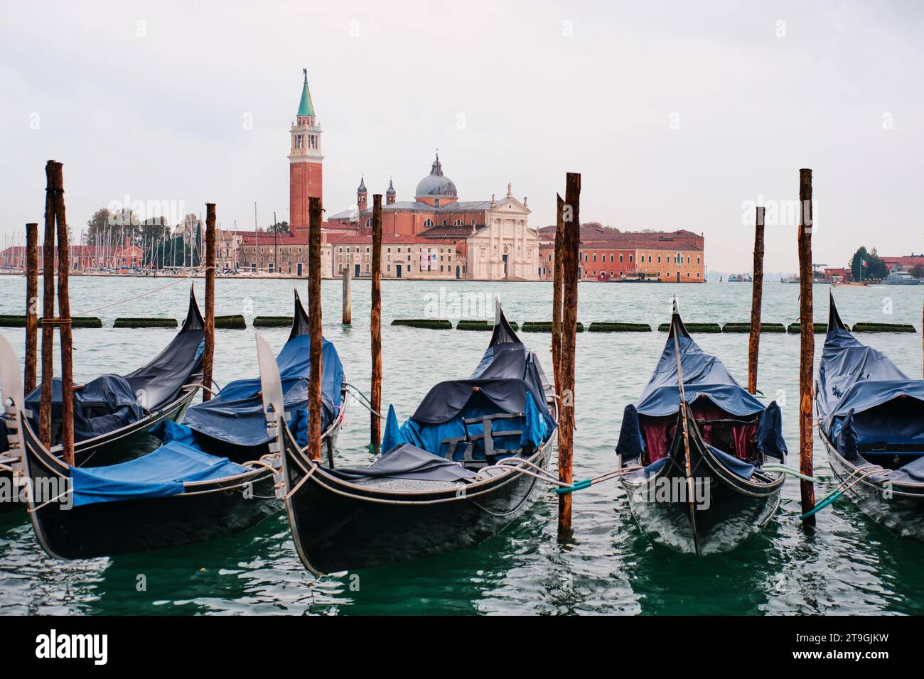Venise, Italie - novembre 9 2023 : gondoles traditionnelles avec le clocher de l'église Saint Giorgio Maggiore en arrière-plan, vue depuis San Marco Banque D'Images