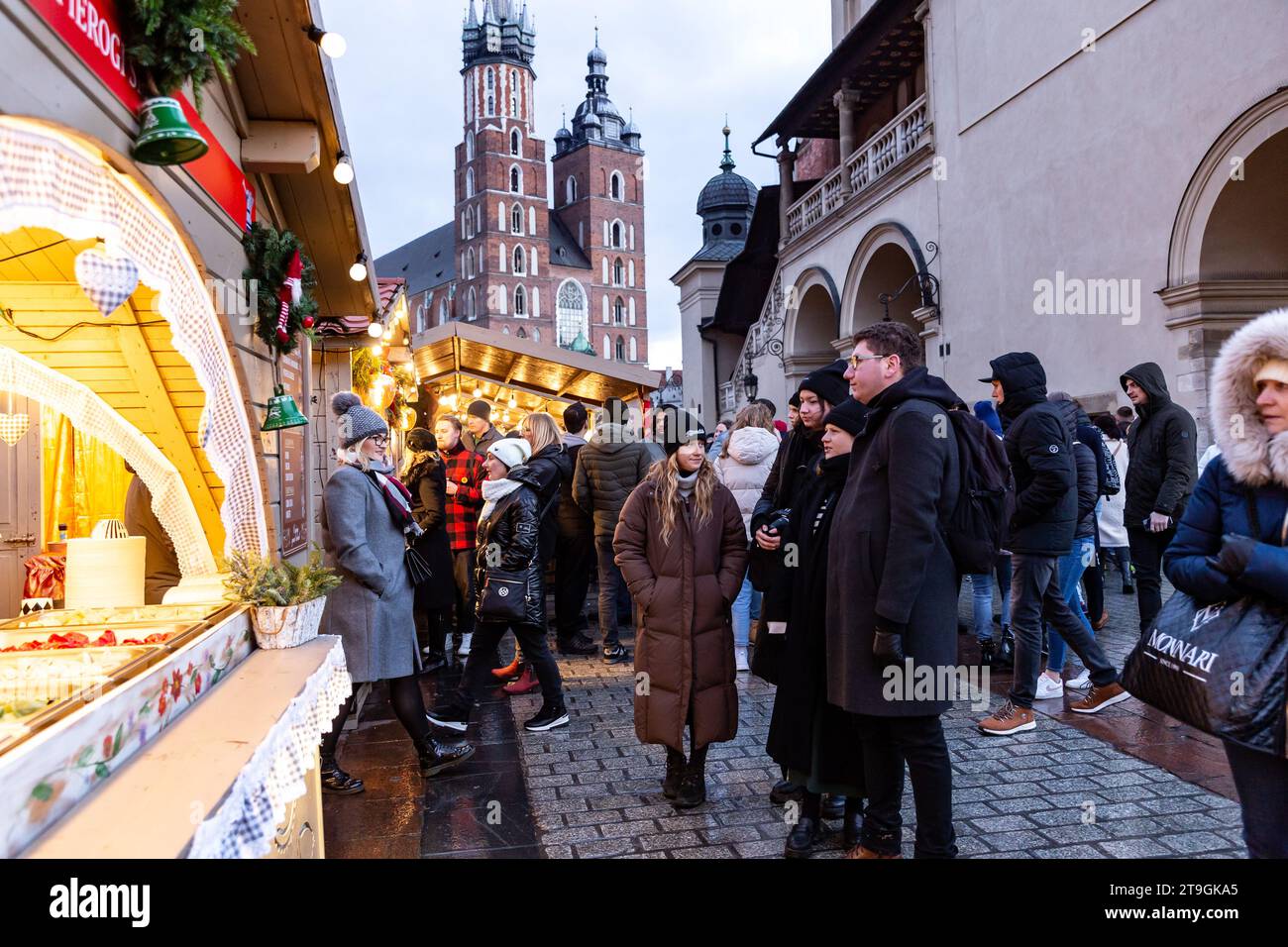 Cracovie, Pologne. 25 novembre 2023. Les gens marchent le marché de Noël alees en face de la