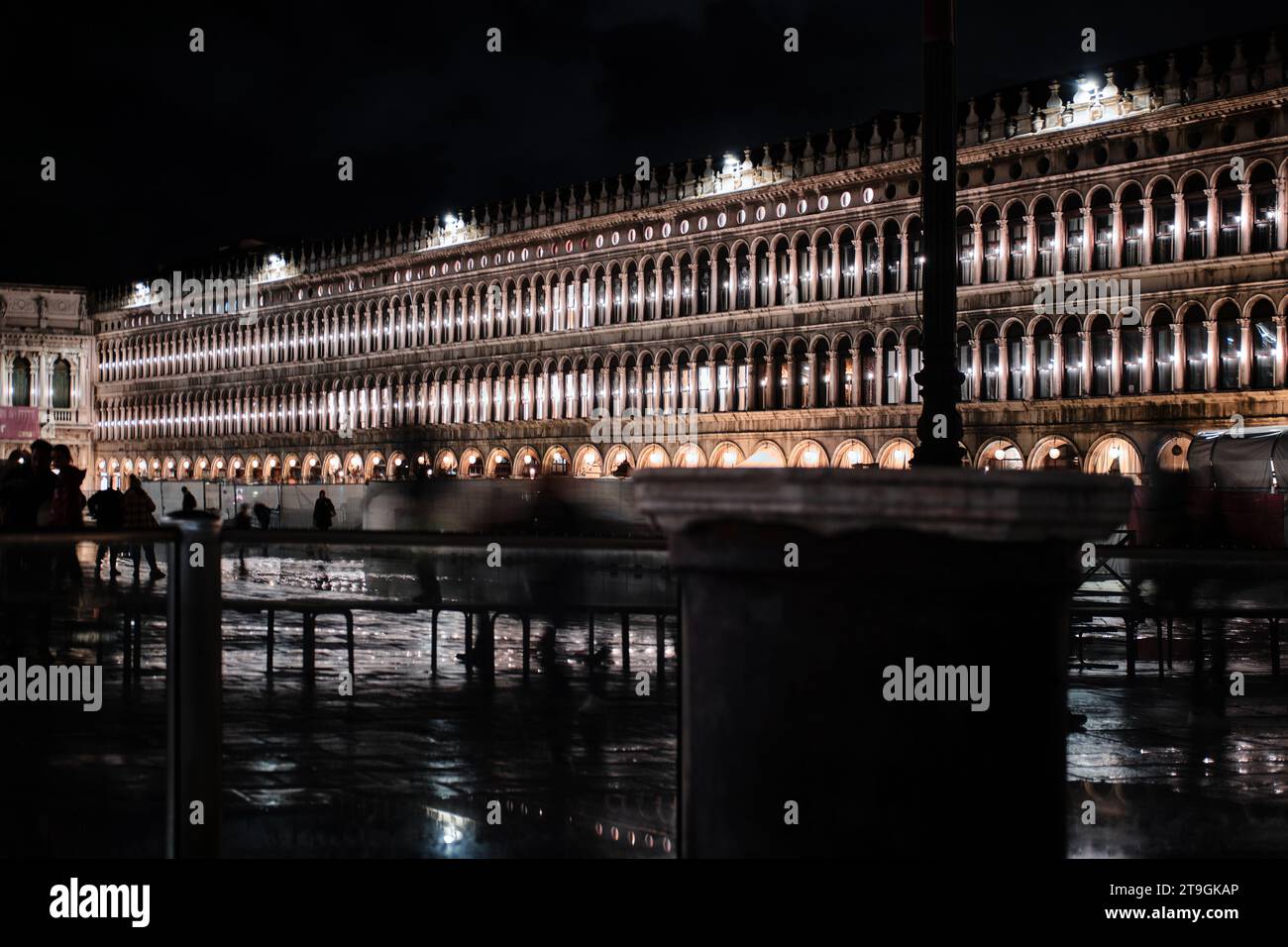 Venise, Italie - novembre 9 2023 : vue de nuit de la place San Marco à Venise avec des gens, des restaurants et une façade éclairée Banque D'Images