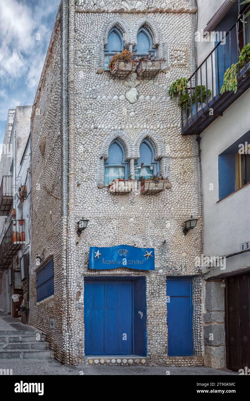 Casa de les Petxines avec sa façade couverte de coquillages sur une rue de la ville de Peñiscola dans la municipalité de Castellon, Espagne, Europe Banque D'Images