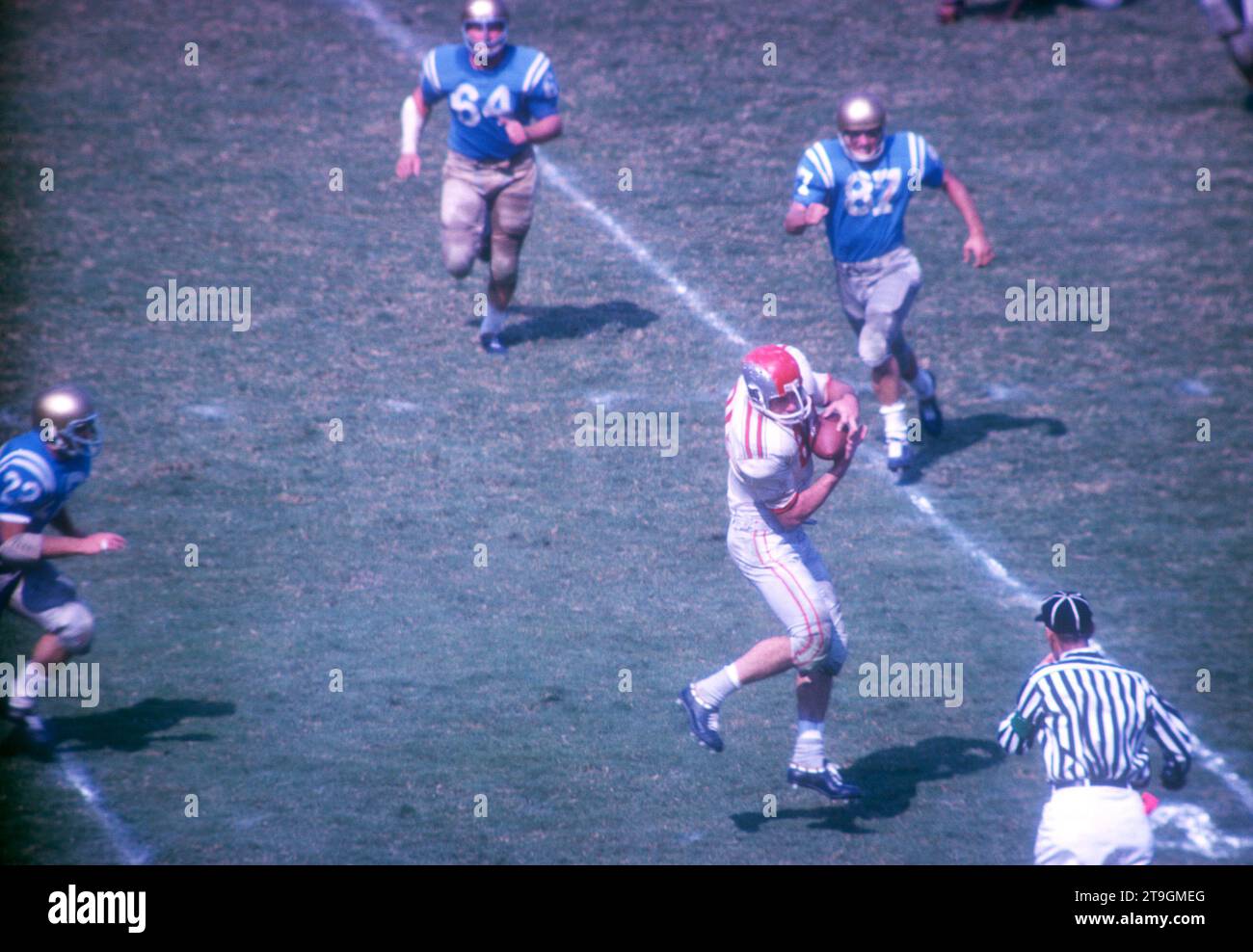 LOS ANGELES, CA - 6 OCTOBRE : Robert Middleton #80 des Ohio State Buckeyes fait la capture lors d'un match de la NCAA contre les Bruins de l'UCLA le 6 octobre 1962 au Los Angeles Memorial Coliseum à Los Angeles, en Californie. (Photo de Hy Peskin) *** Légende locale *** Robert Middleton Banque D'Images