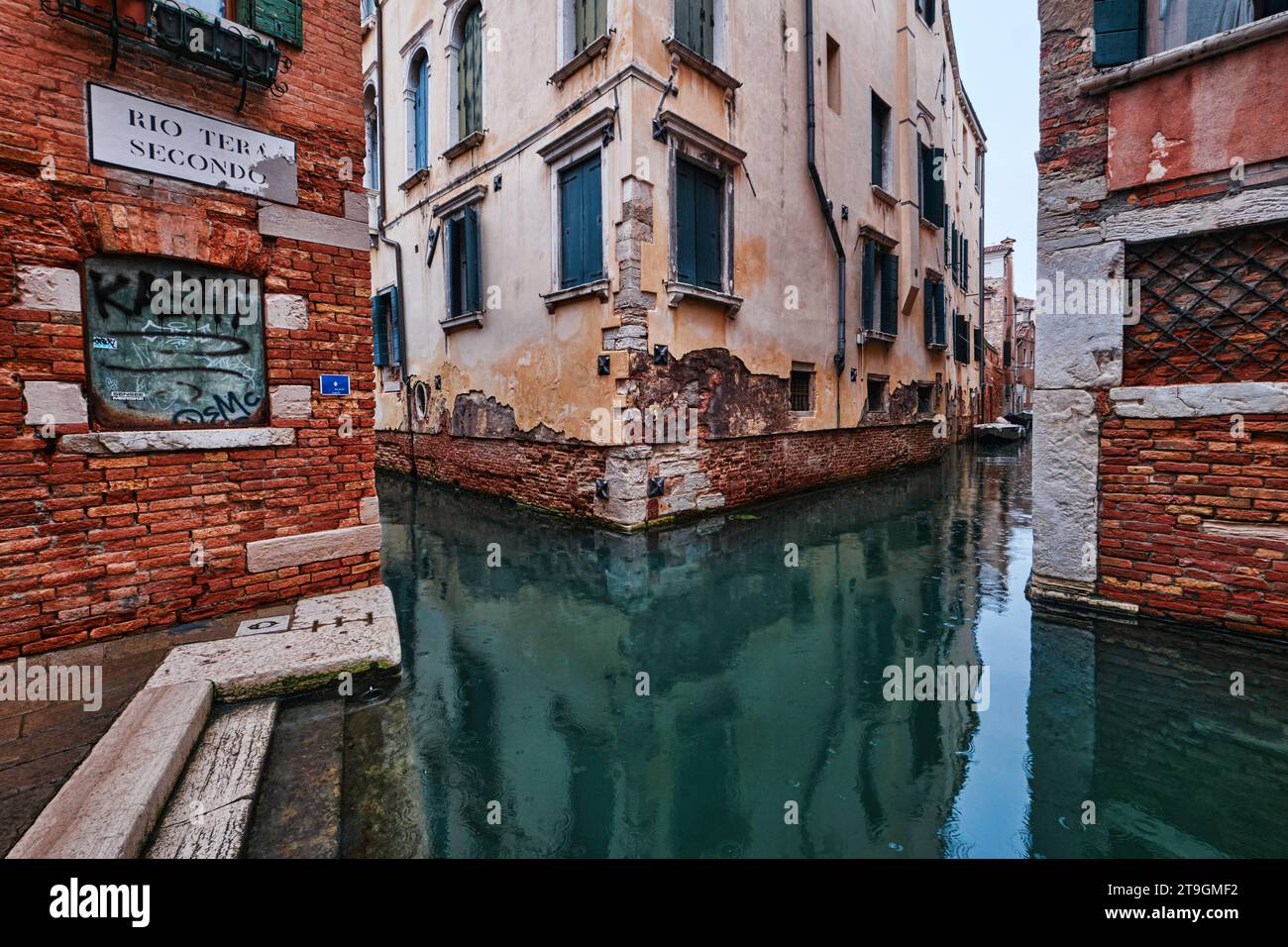 Venise, Italie - novembre 9 2023 : paysage urbain et canaux de Venise et architecture colorée et ancienne de la ville Banque D'Images
