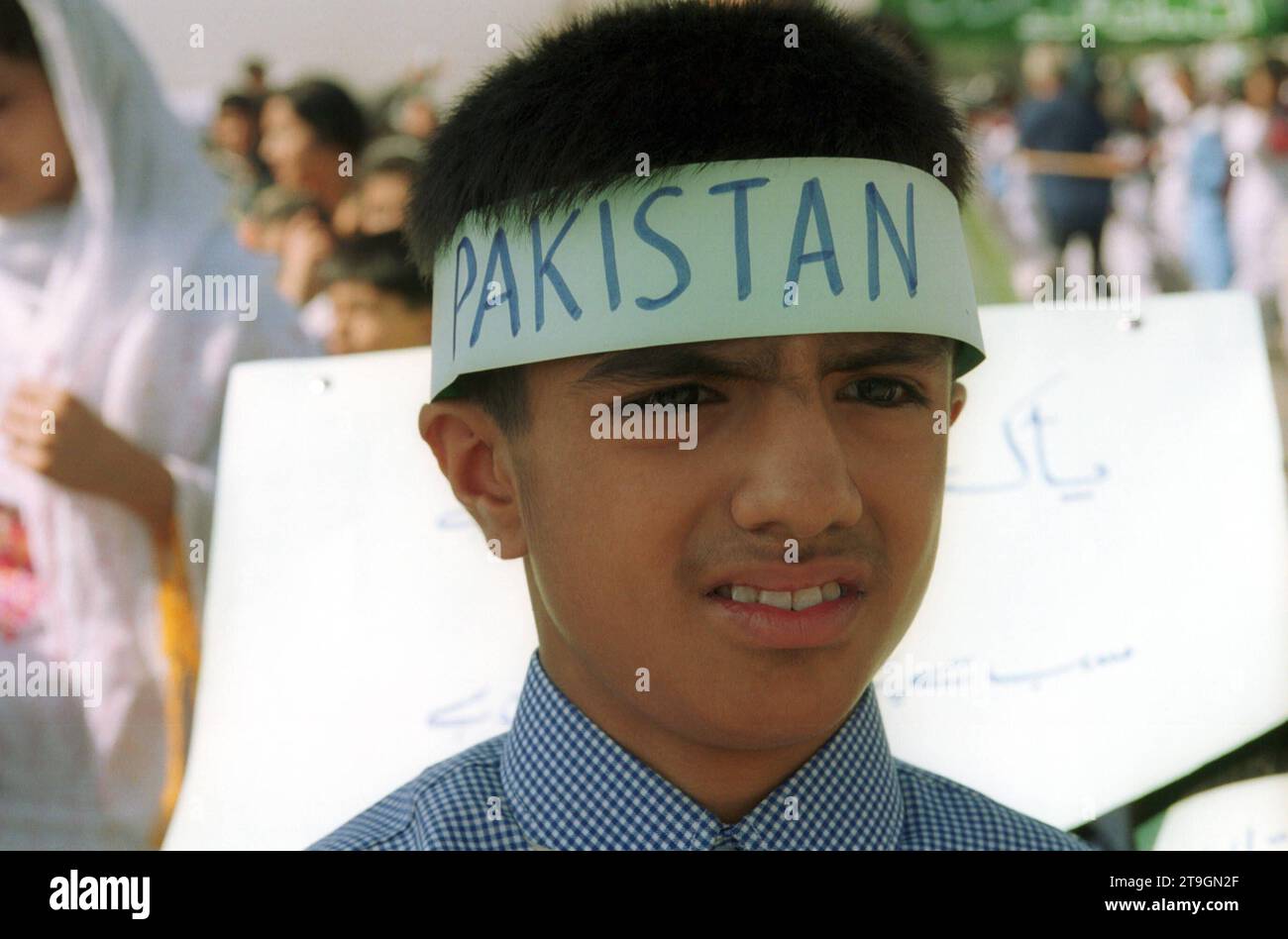 Pakistan waehrend der Krise 2001. 27.09.2001, PAK, Pakistan, Islamabad, capitale : Schueler und Schuelerinnen demonstrieren am Solidarity Day in Islamabad in der Blauen zone Zentrum fuer Frieden. PAK, Pakistan, Islamabad, capitale : des étudiants manifestent lors de la Journée de solidarité au Centre de la zone bleue pour la paix à Islamabad. Crédit : Imago/Alamy Live News Banque D'Images