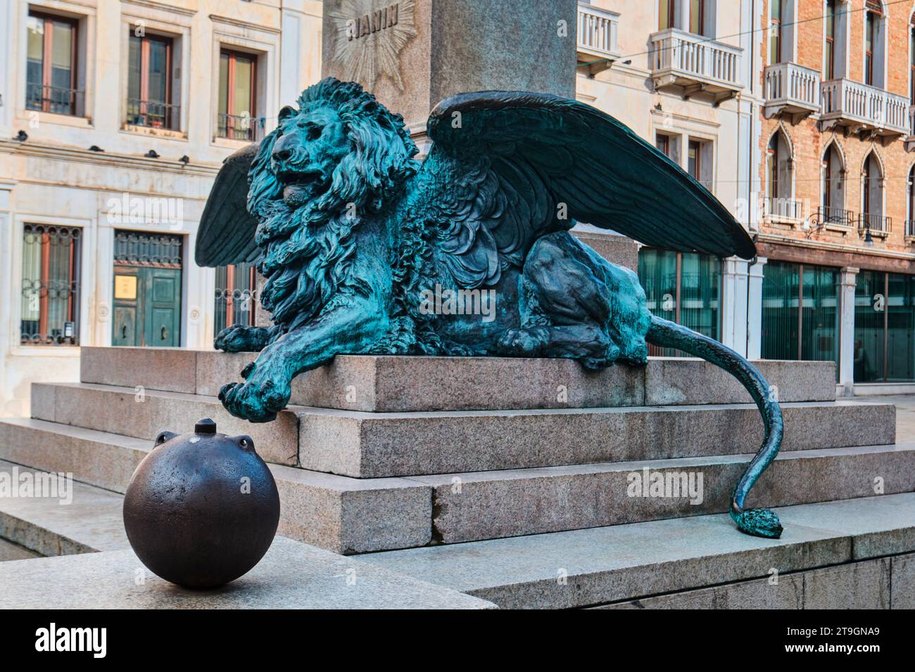 Biscuit Céramique Lion Ailé Gardien - Non Peint, Prêt à Personnaliser - Fait Main USA