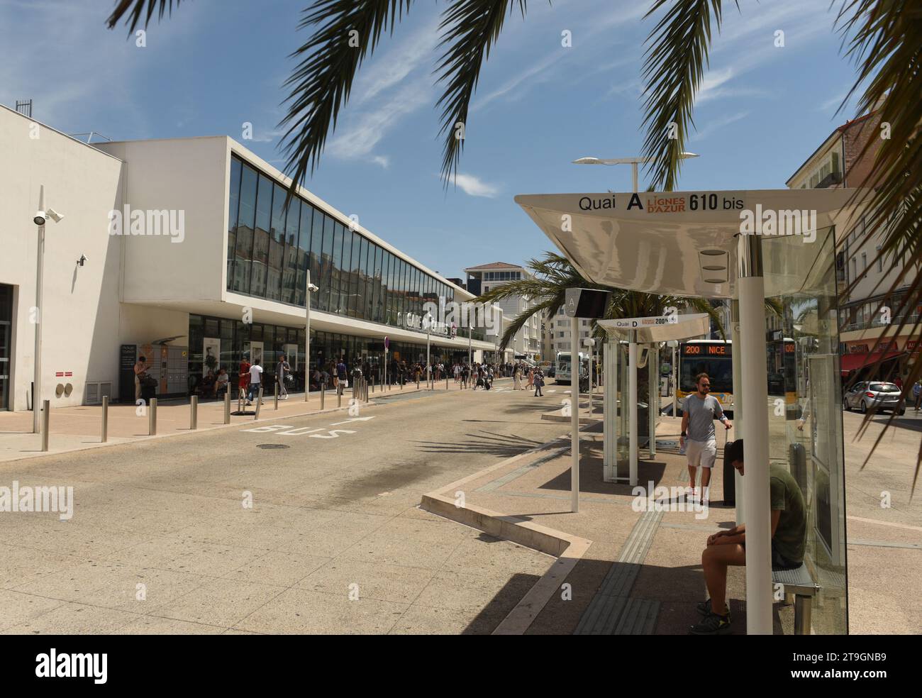 Cannes, France - 21 juin 2019 : arrêt de bus près de la gare de Cannes, la gare principale. Banque D'Images
