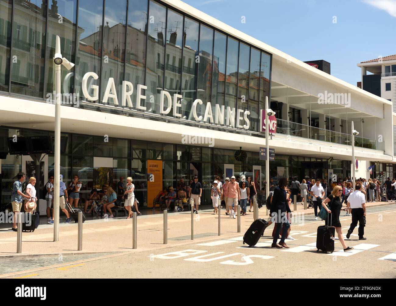 Cannes, France - 21 juin 2019 : personnes près de la gare de Cannes, la gare principale. Banque D'Images