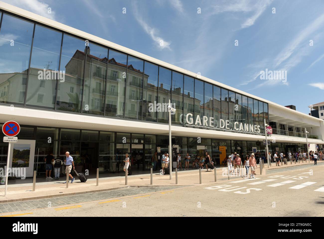 Cannes, France - 21 juin 2019 : personnes près de la gare de Cannes, la gare principale. Banque D'Images