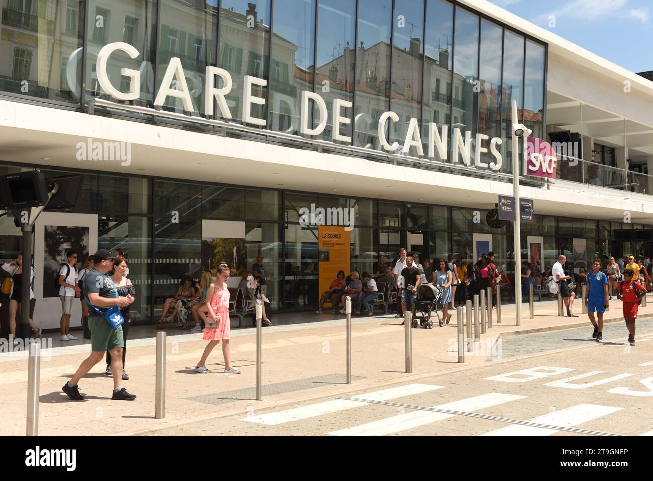 Cannes, France - 21 juin 2019 : personnes près de la gare de Cannes, la gare principale. Banque D'Images
