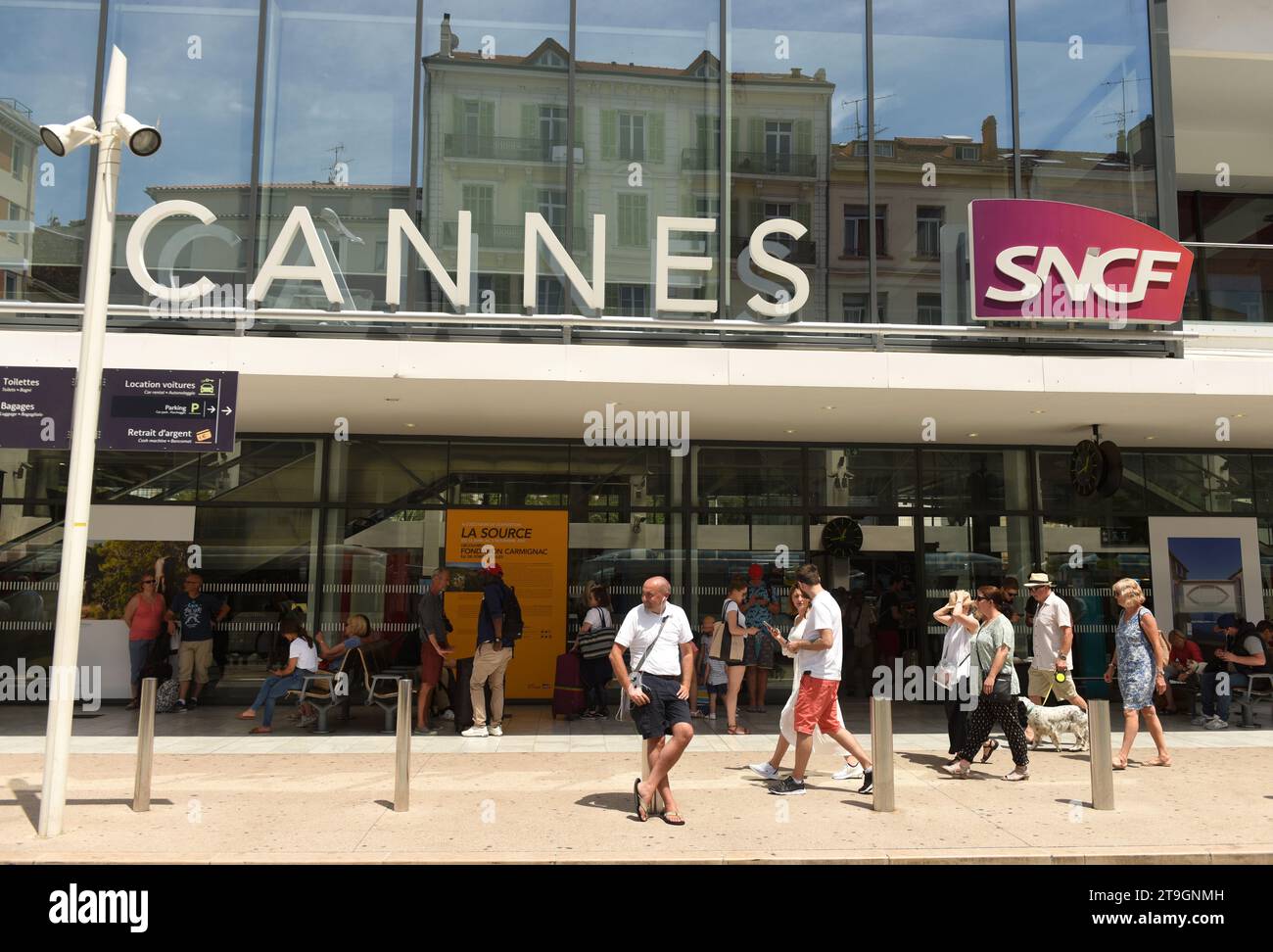 Cannes, France - 21 juin 2019 : personnes près de la gare de Cannes, la gare principale. Banque D'Images