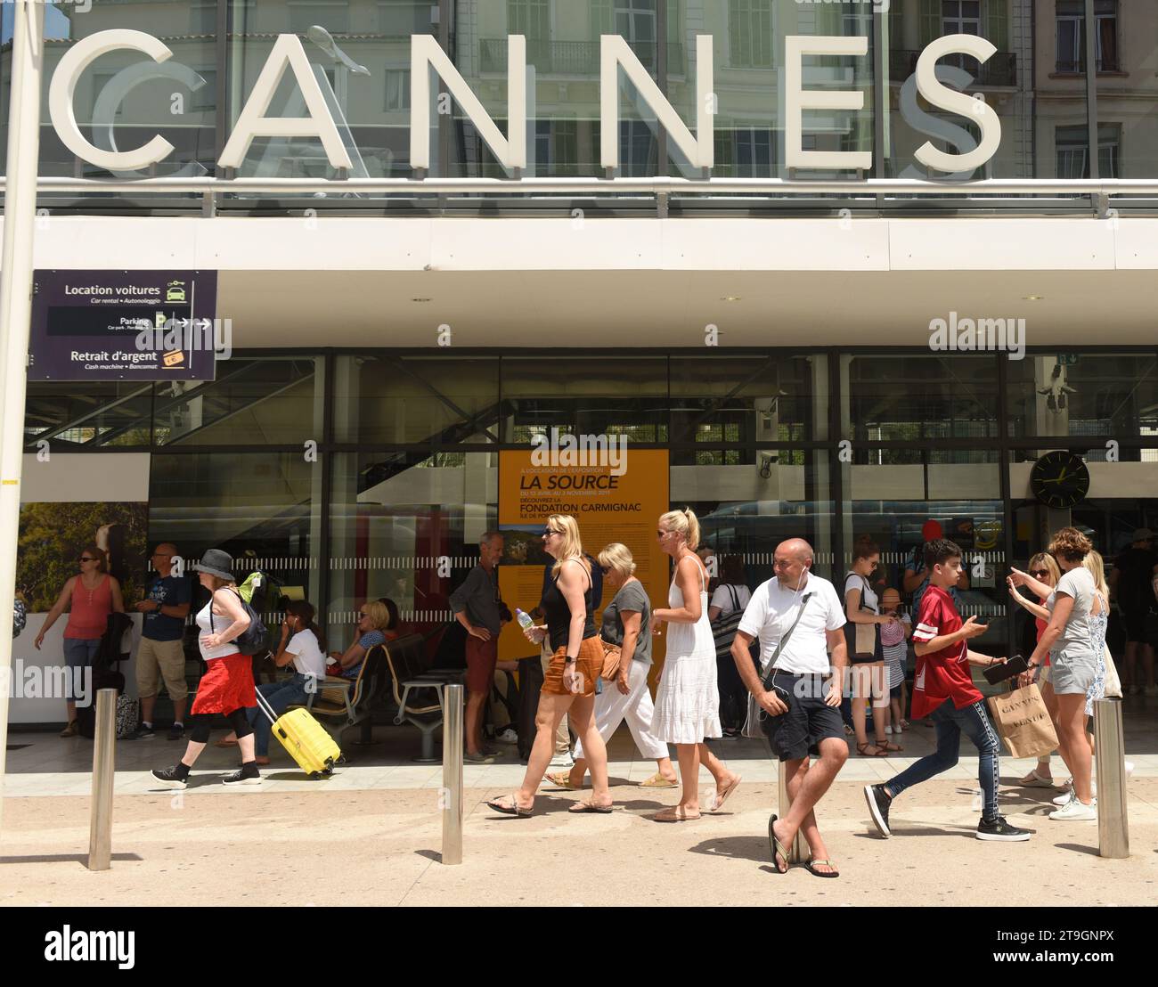 Cannes, France - 21 juin 2019 : personnes près de la gare de Cannes, la gare principale. Banque D'Images