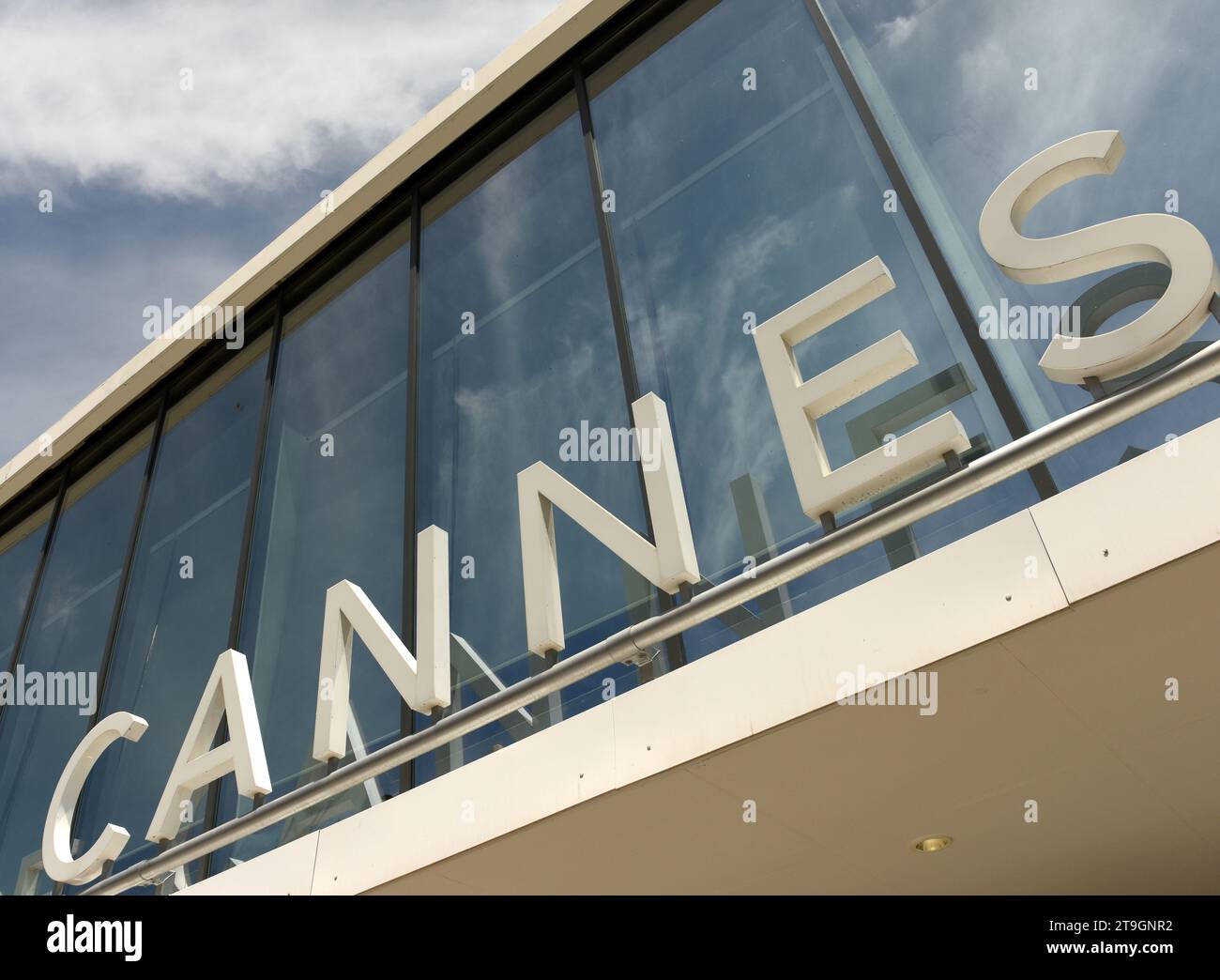 Cannes, France - 21 juin 2019 : panneau Cannes sur le bâtiment de la gare principale. Banque D'Images