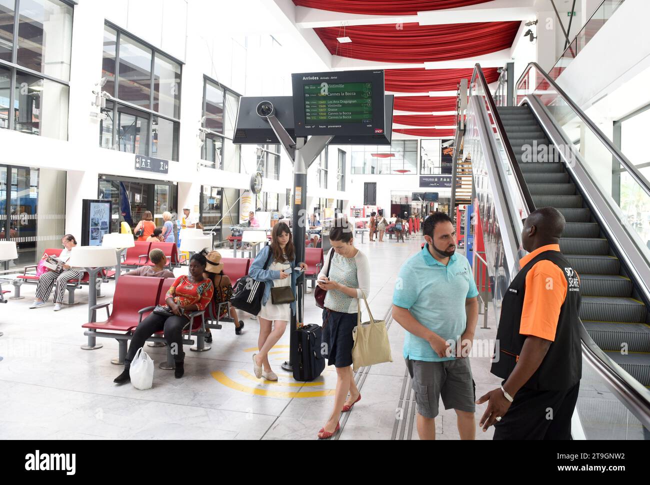 Cannes, France - 21 juin 2019 : personnes dans la gare principale de Cannes. Banque D'Images