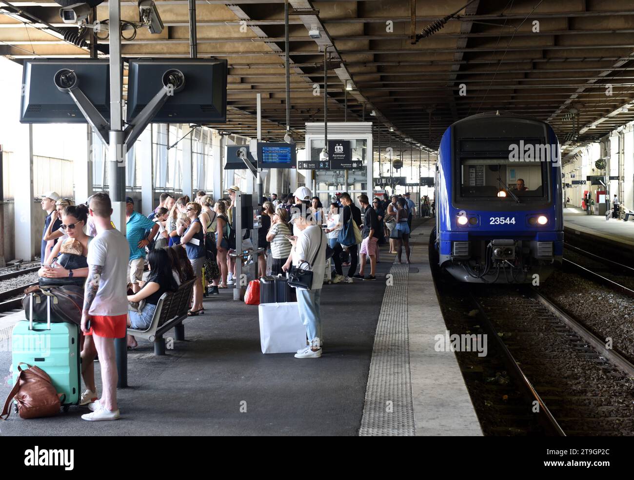 Cannes, France - 21 juin 2019 : Gare principale de Cannes. Les gens dans la gare centrale de Cannes. Banque D'Images