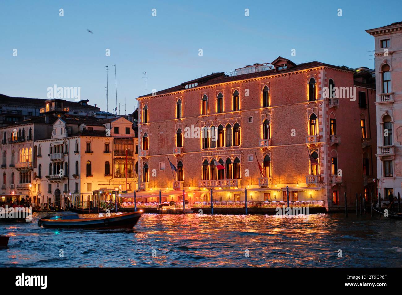 Venise, Italie - novembre 9 2023 : Palazzo Pisani Gritti surplombant Canal Grande, construit au 14e siècle dans un hôtel de luxe de style gothique vénitien Banque D'Images