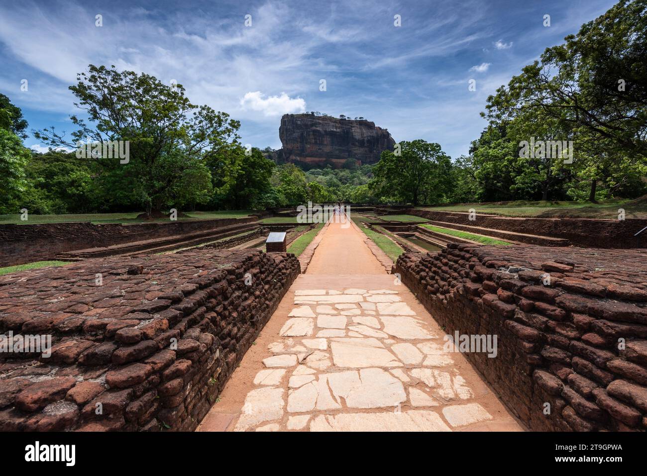 Le long chemin droit menant à l'ancien site de Sigiriya au Sri Lanka Banque D'Images