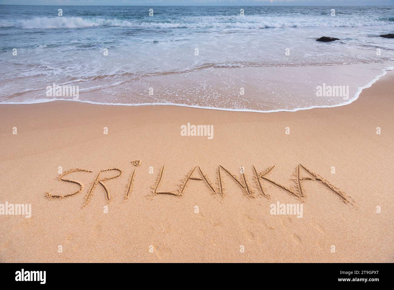 Sri Lanka écrit dans le sable sur la plage de Tangalle au Sri Lanka Banque D'Images