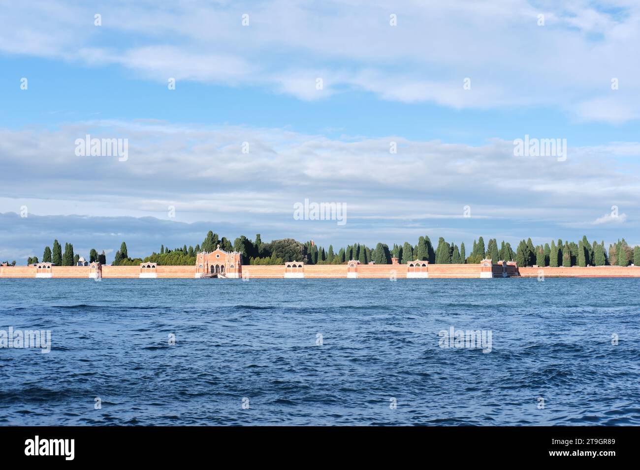 Venise, Italie - novembre 9 2023 : paysage pittoresque de San Michele Cimetière Île de Venise avec parc d'arbres verts et d'automne Banque D'Images