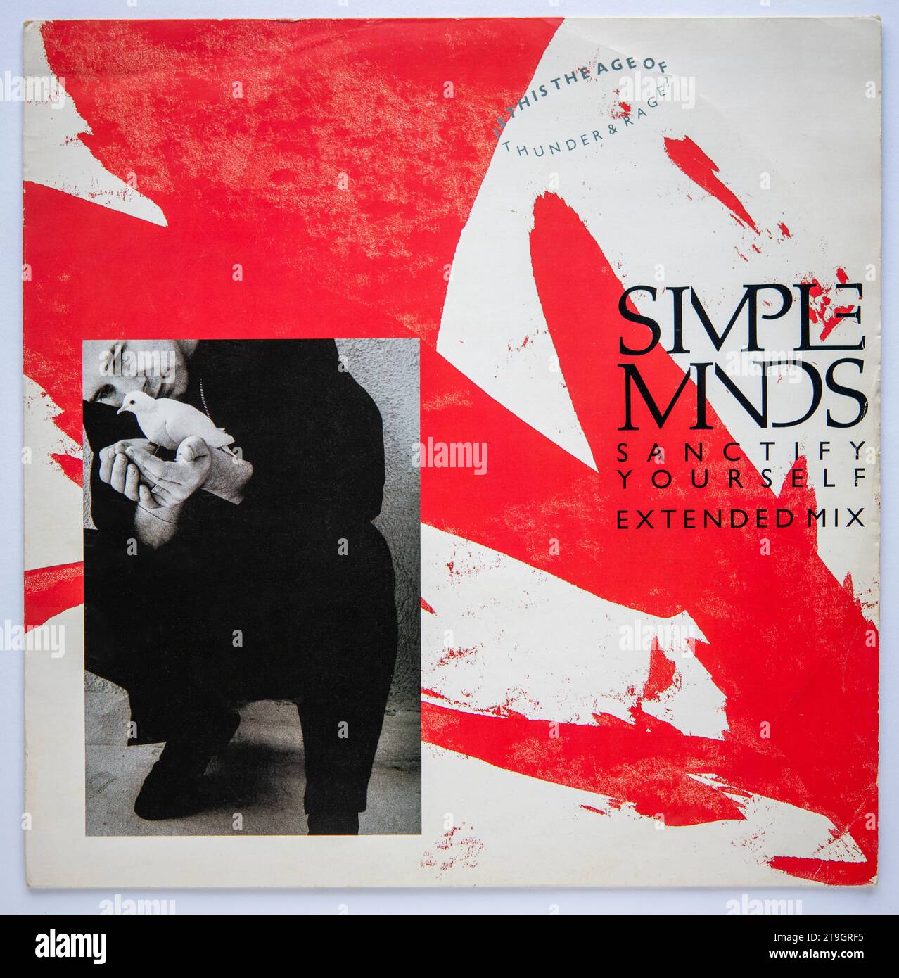 Couverture photo de la version unique de 12 pouces de Sanctify Yourself par simple Minds, qui a été publié en 1985 Banque D'Images