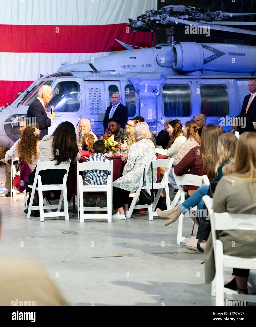 Norfork (États-Unis d ' Amérique). 19 novembre 2023. Le président américain Joe Biden, à gauche, prononce un discours après avoir servi Thanksgiving aux membres des forces armées et à leurs familles lors d'un dîner Friendsgiving à la Naval Station Norfolk, le 19 novembre 2023 à Washington, D.C. le repas a été organisé par le célèbre chef Robert Irvine Credit : MC2 Porsha Thompson/US Navy photo/Alamy Live News Banque D'Images