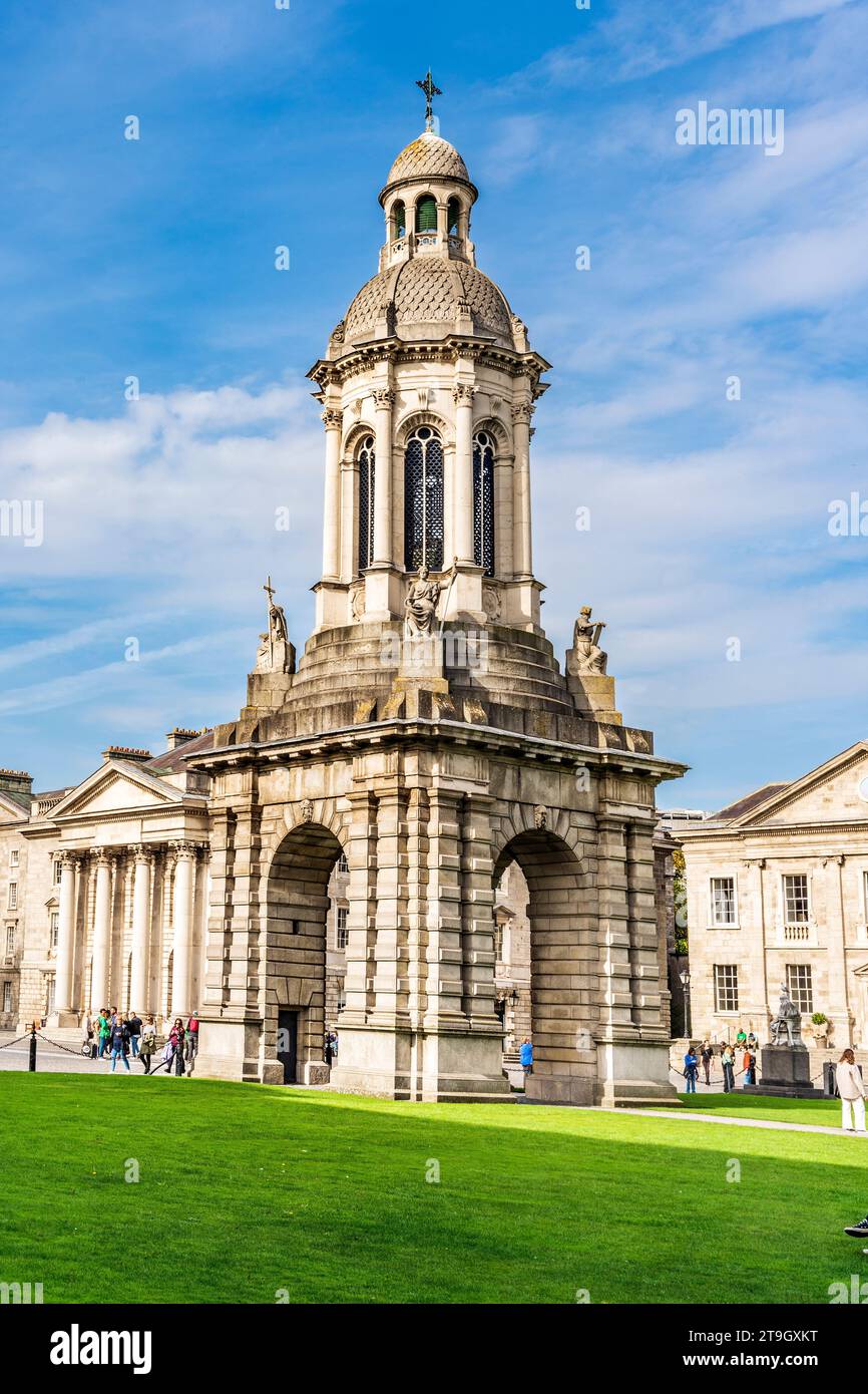 Le Campanile construit au milieu du 19e siècle par Sir Charles Lanyon, dans le Campus de Trinity College, centre-ville de Dublin, Irlande Banque D'Images