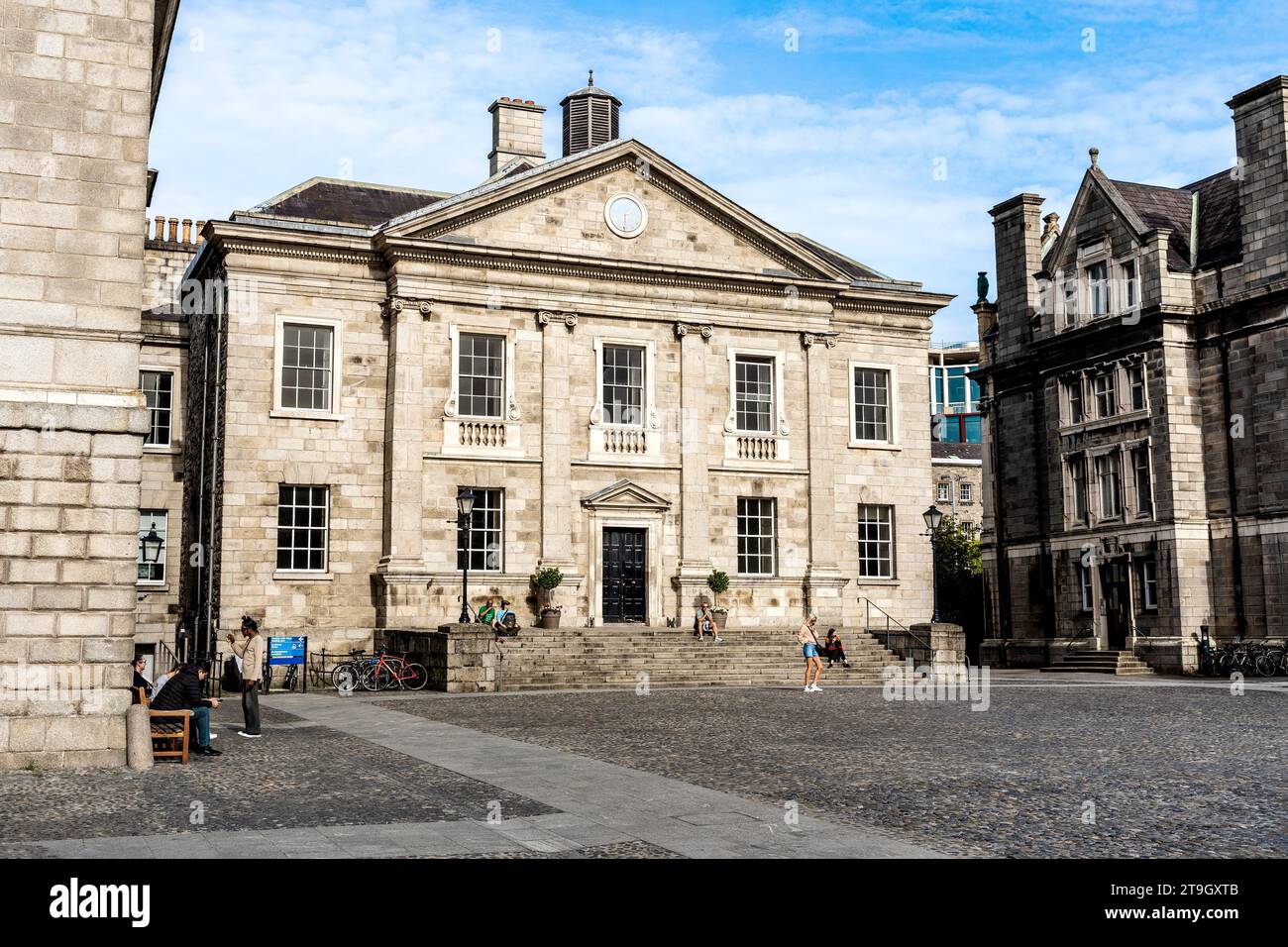 La salle à manger construite à la fin du 18e siècle, dans le Campus de Trinity College, centre-ville de Dublin, Irlande, avec des touristes dans une journée ensoleillée Banque D'Images