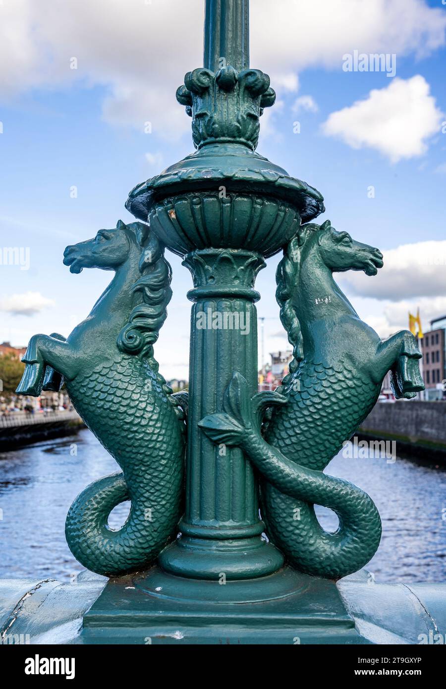 Base ornée d'une lampe en fonte ressemblant à un hippocampe à Grattan Bridge, centre-ville de Dublin, Irlande Banque D'Images
