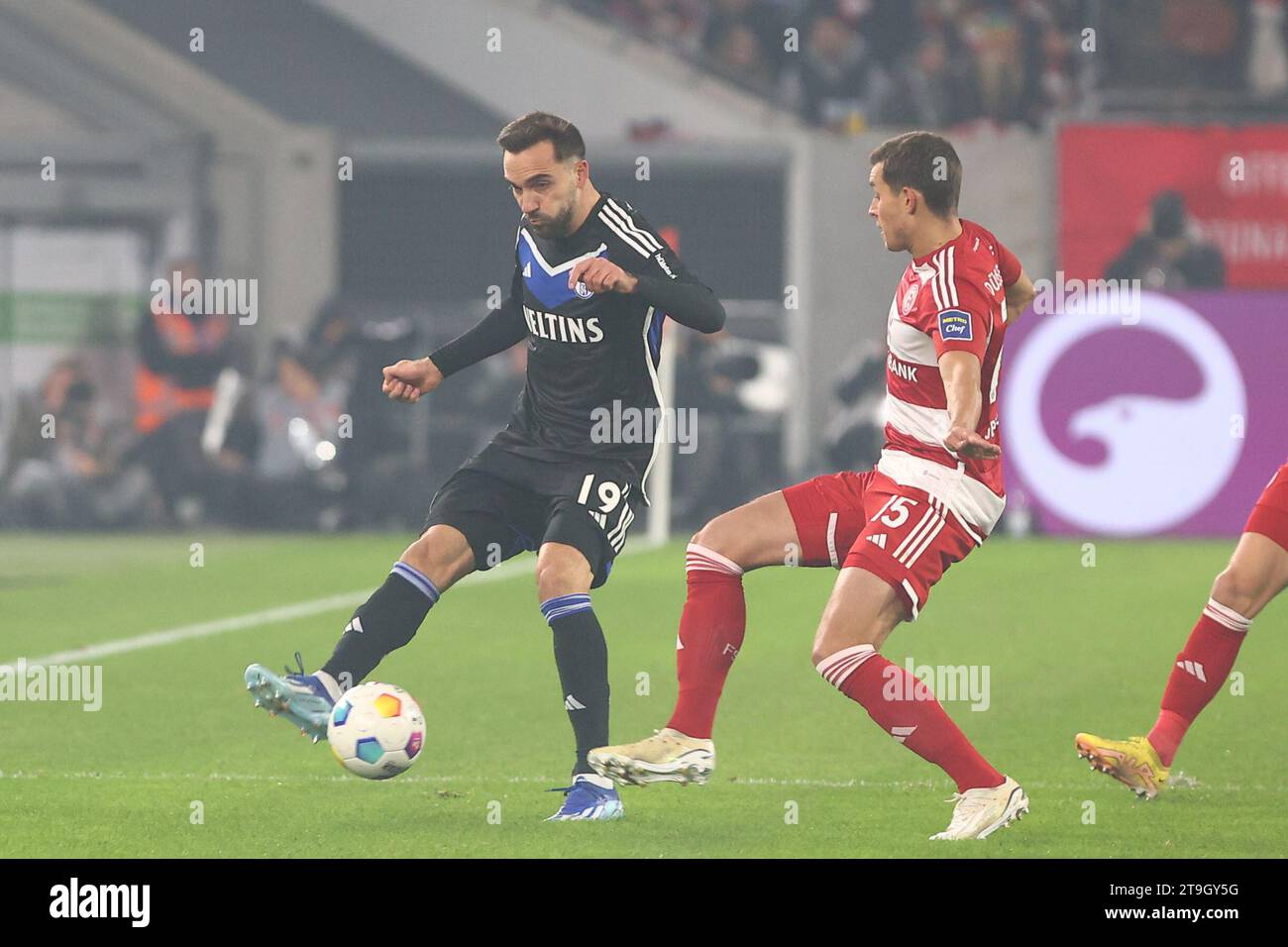 Kenan Karaman (FC Schalke 04) affronte Tim Oberdorf (Fortuna Duesseldorf) Duesseldorf, Allemagne, 25.11.2023. Fortuna Duesseldorf vs FC Schalke 04, football, 2. Bundesliga, 14. Journée, saison 2023/2024. LES RÈGLEMENTS DU LDF INTERDISENT TOUTE UTILISATION DE PHOTOGRAPHIES COMME SÉQUENCES D'IMAGES ET/OU QUASI-VIDÉO. Crédit : newsNRW / Alamy Live News Banque D'Images