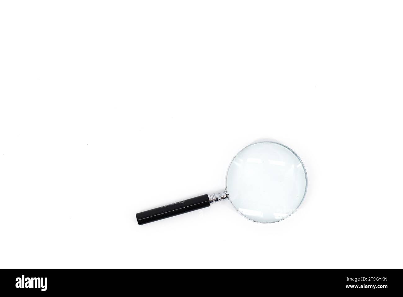 Une image d'une loupe avec une poignée noire et un rebord argenté autour de la loupe, sur un fond blanc immaculé. Banque D'Images