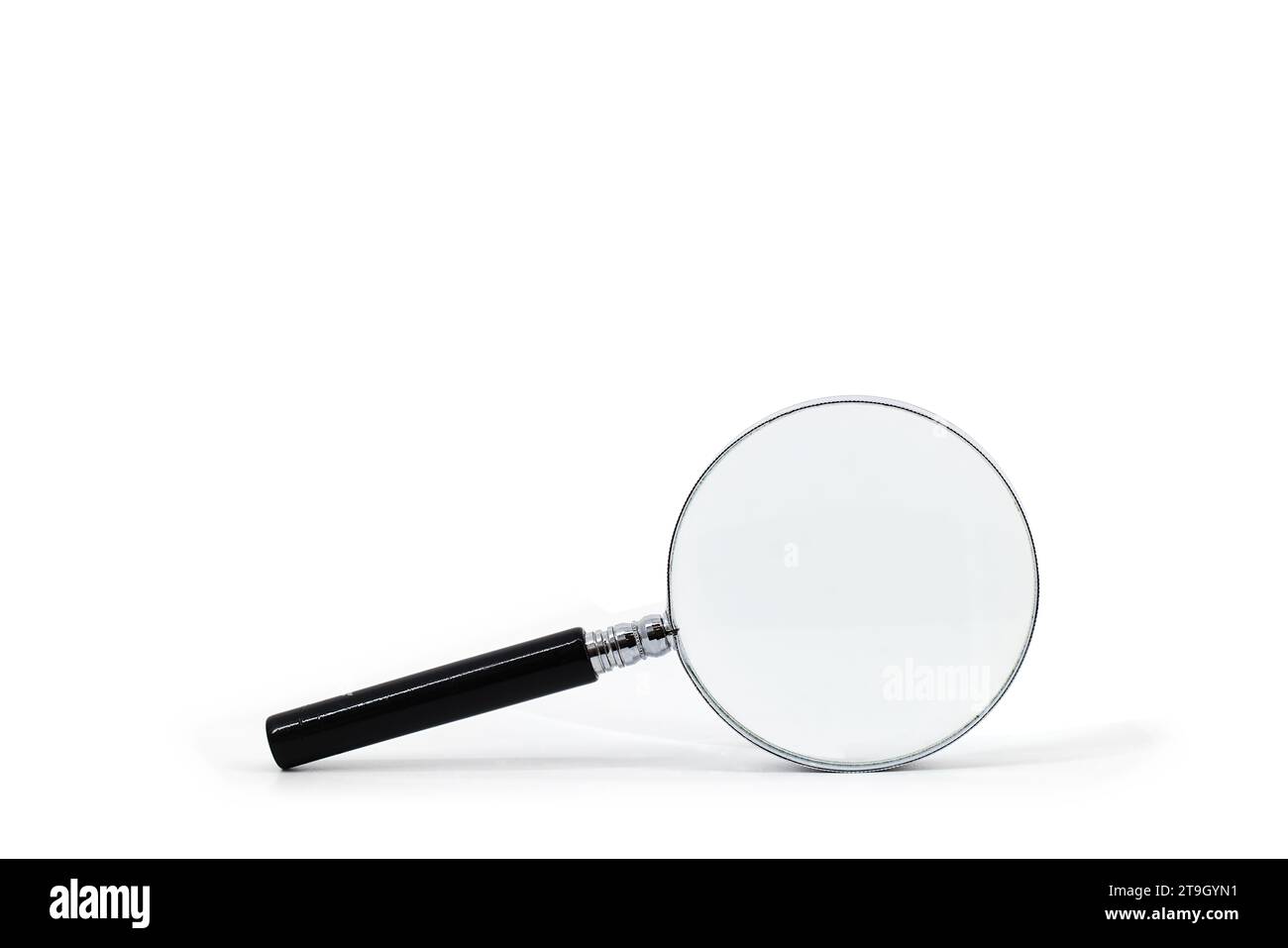 Une image d'une loupe avec une poignée noire et un rebord argenté autour de la loupe, sur un fond blanc immaculé. Banque D'Images