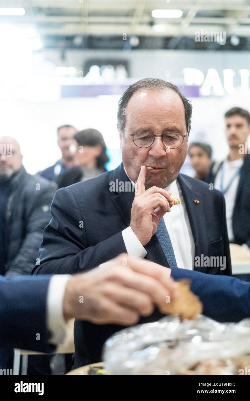 Paris, France. 21 novembre 2023. Michael Bunel/le Pictorium - exposition des maires 2023 - 21/11/2023 - France/Ile-de-France (région)/Paris - gros plan Portrait de l'ancien président français François Hollande, en train de manger, en visite au salon des maires du parc des expositions de la porte de Versailles. 21 octobre 2023. Crédit : LE PICTORIUM/Alamy Live News Banque D'Images